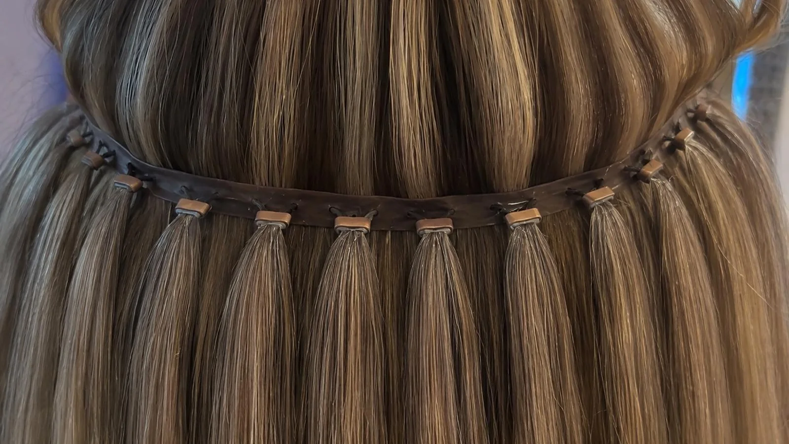 Makroaufnahme einer Butterfly Weft: Cuticle-Intact-Strähnen mit Microringen